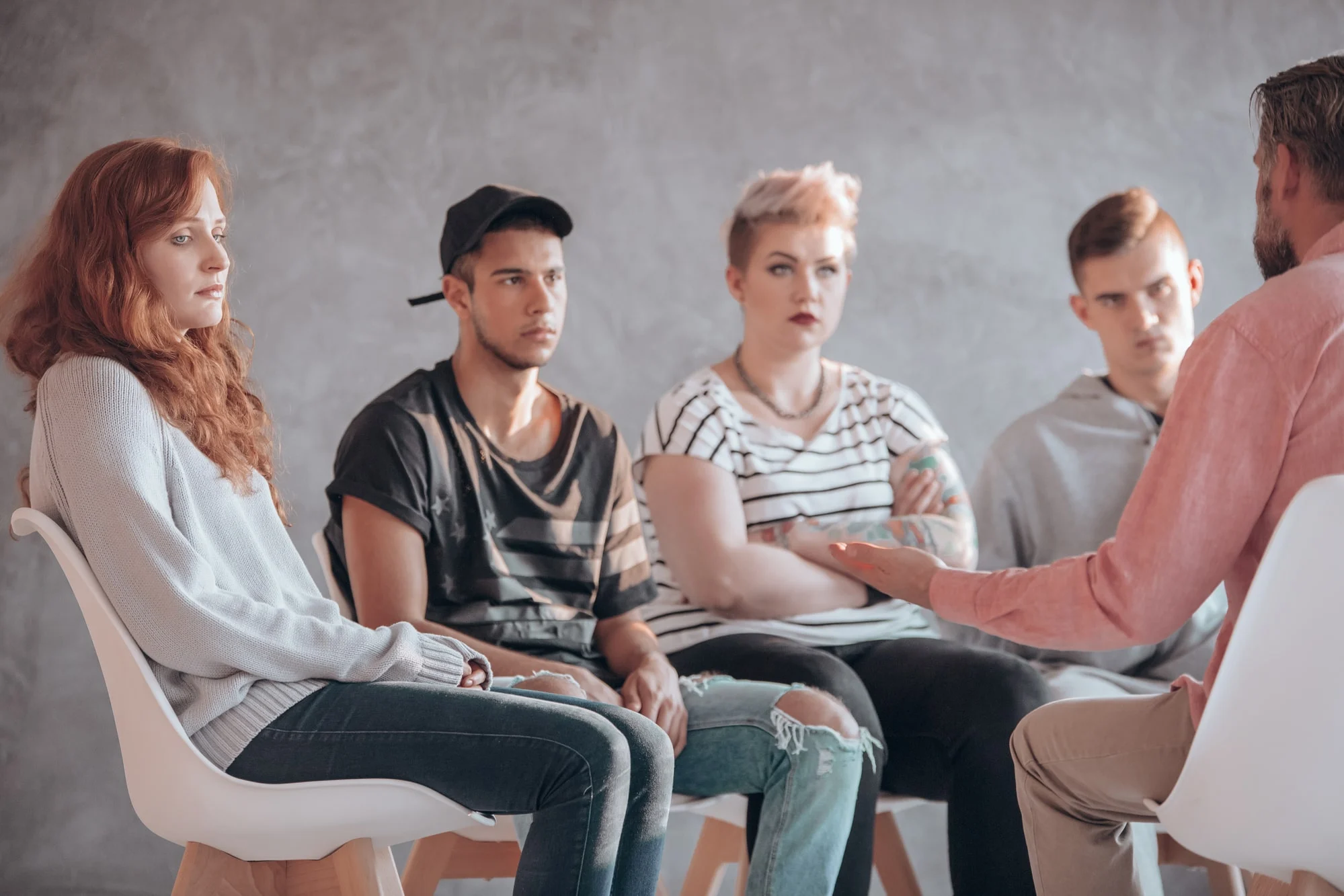 Mixed gender group discussing the timeline for alcohol withdrawal