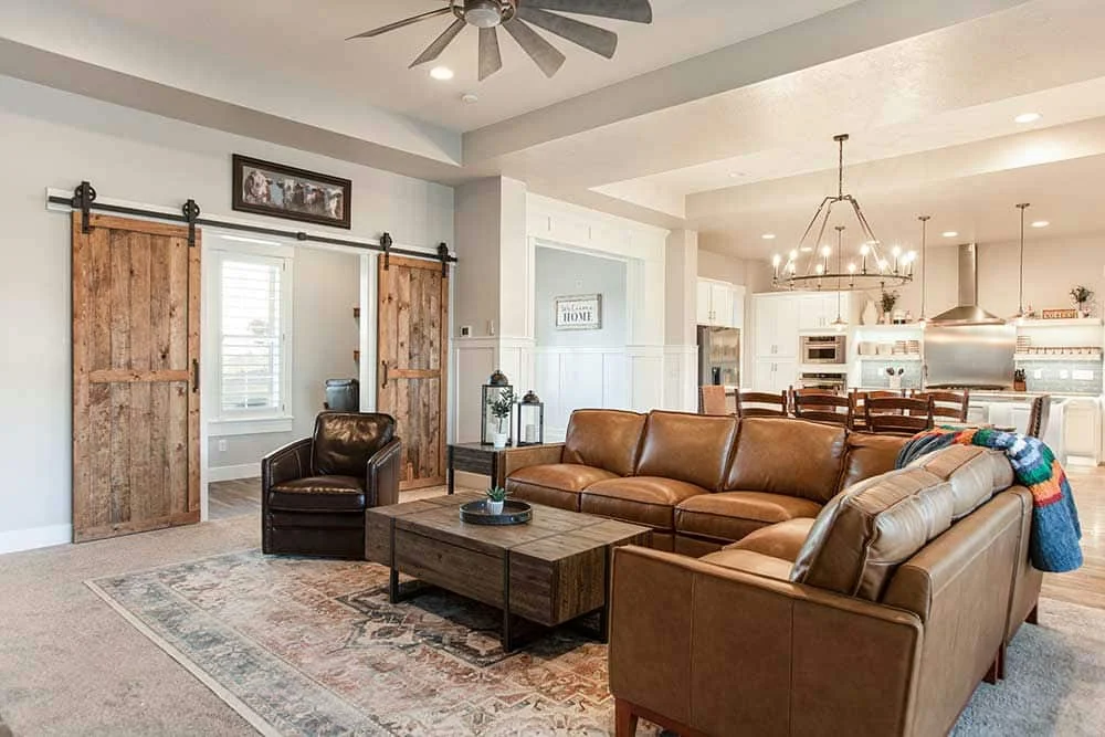 Comfortable common area at Eagle Creek Ranch Recovery